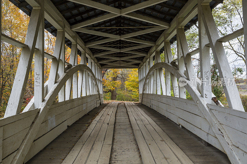 宾夕法尼亚州贝德福德县，Raystown Covered Bridge内的秋景